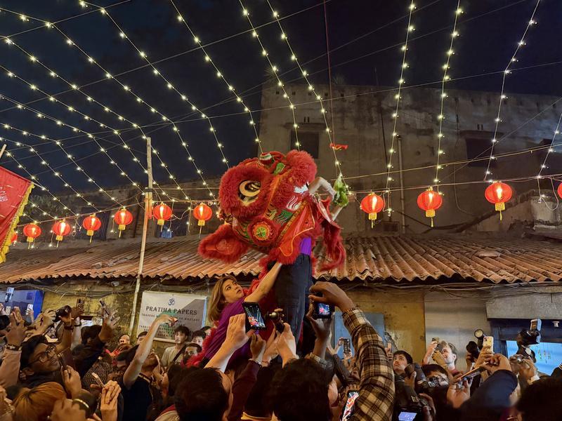 印度华人喜迎新春 加尔各答舞狮“采青”掀起高潮海外新鲜事ai热点共创计划 农历新