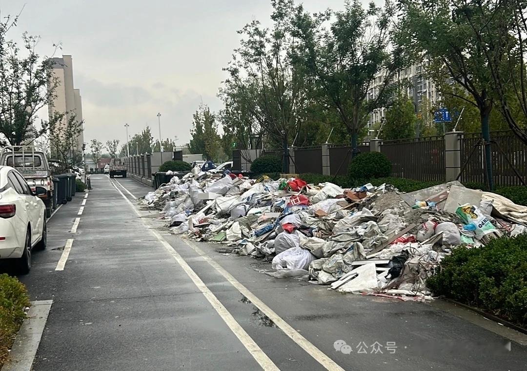 滨州一小区建筑垃圾成堆，车胎被扎

近日，山东滨州，市民反映称：滨州黄河八路与渤