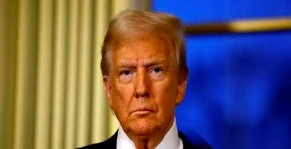 美国国债这事，现在有点不对劲了。
账面上明晃晃挂着39万亿美元，但特朗普的眼神，