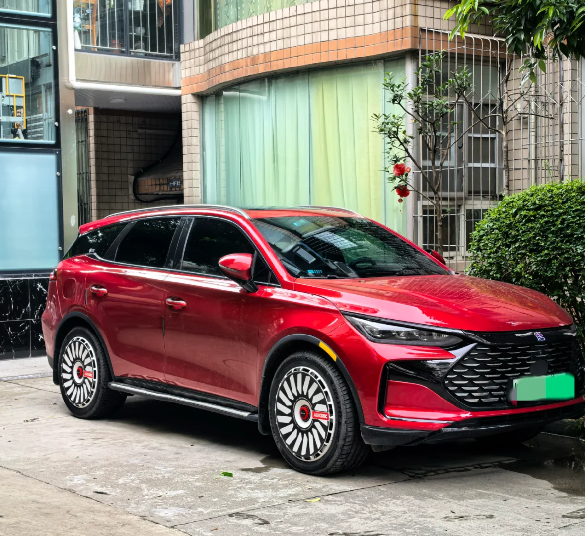 红色的比亚迪？？？