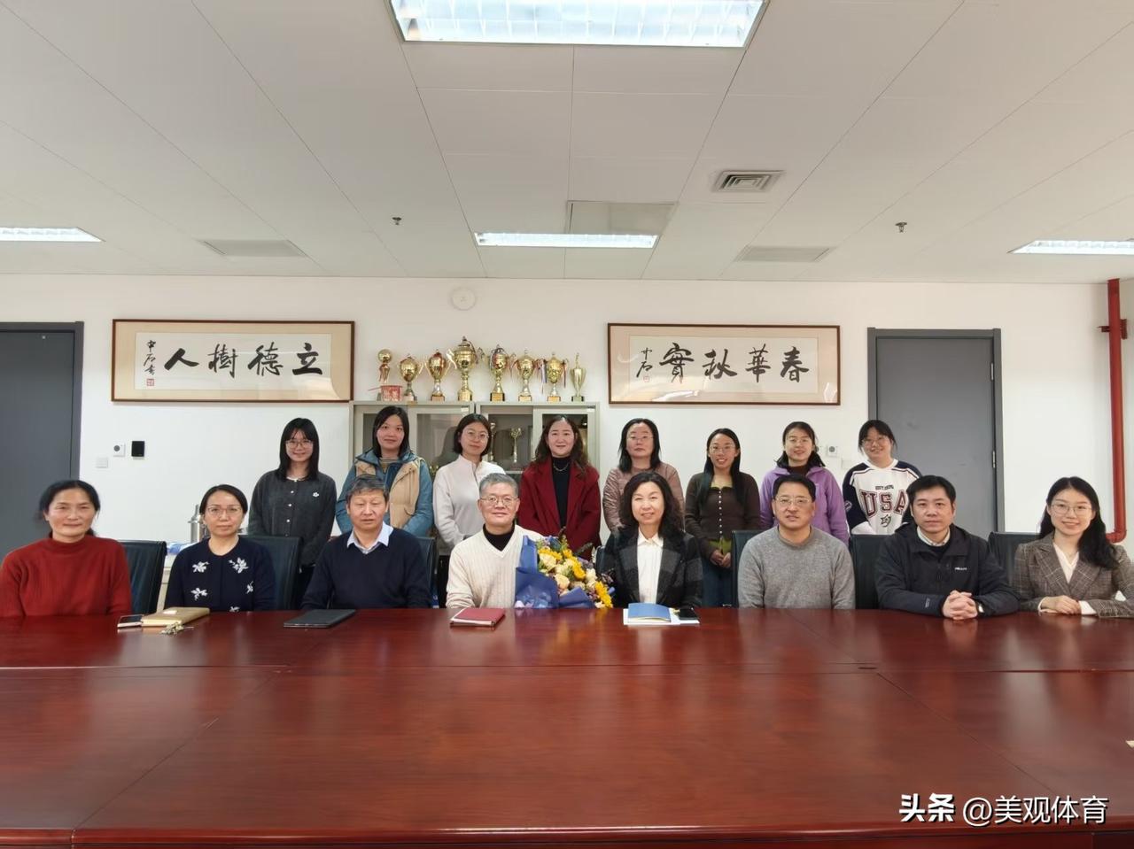 为退休教师举行的小型仪式温馨而感人