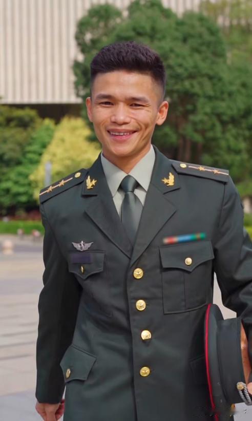 庄小龙出身武术世家，从小习武，凭着过硬的格斗技能去国际猎人学校参训过，2秒就能放