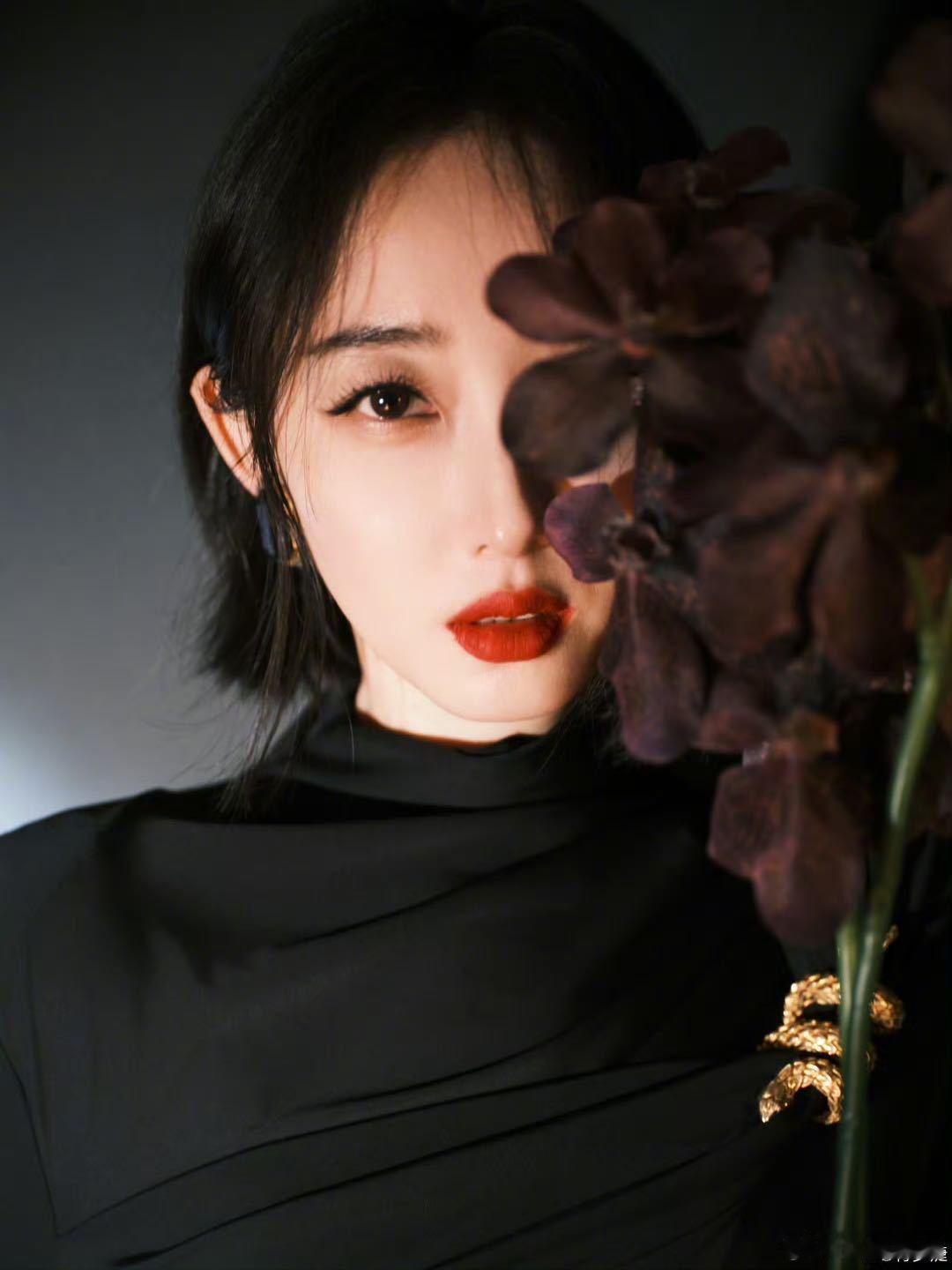 蒋梦婕allblack长裙身材 气质与身材双在线！垂坠面料凸显优雅仪态，期待银幕