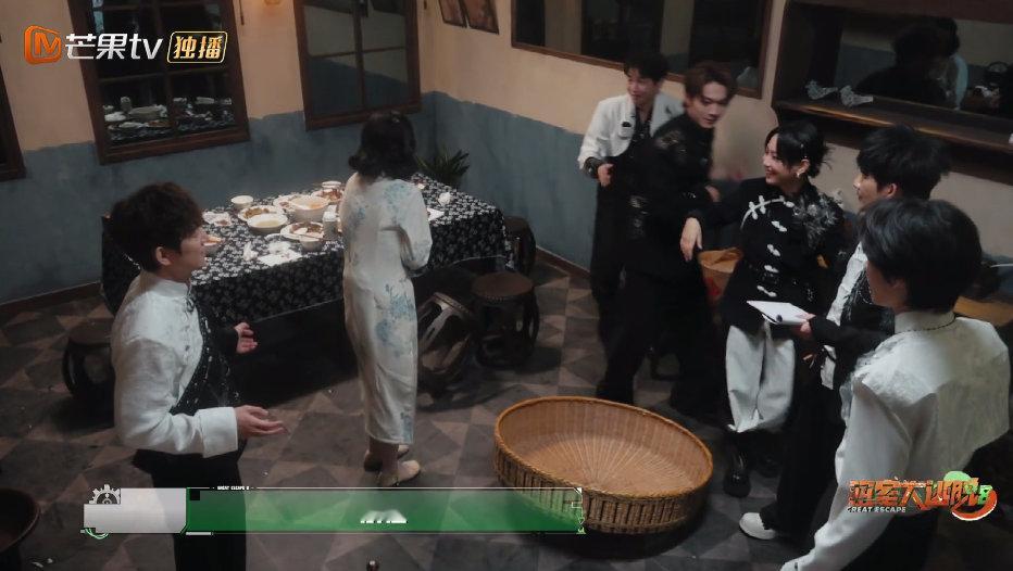 彭昱畅密室最吃压力之人密室大逃脱比起大喊大叫的害怕，彭昱畅是内敛式承压，每一次闯