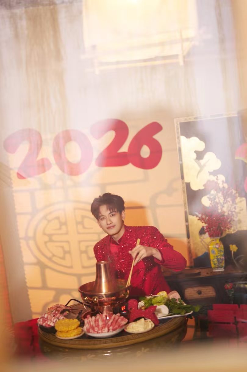 胡先煦老辈审美周正脸 谁懂春晚后台现发吐槽役上线，宋威龙说幸福，小胡秒接“台上没