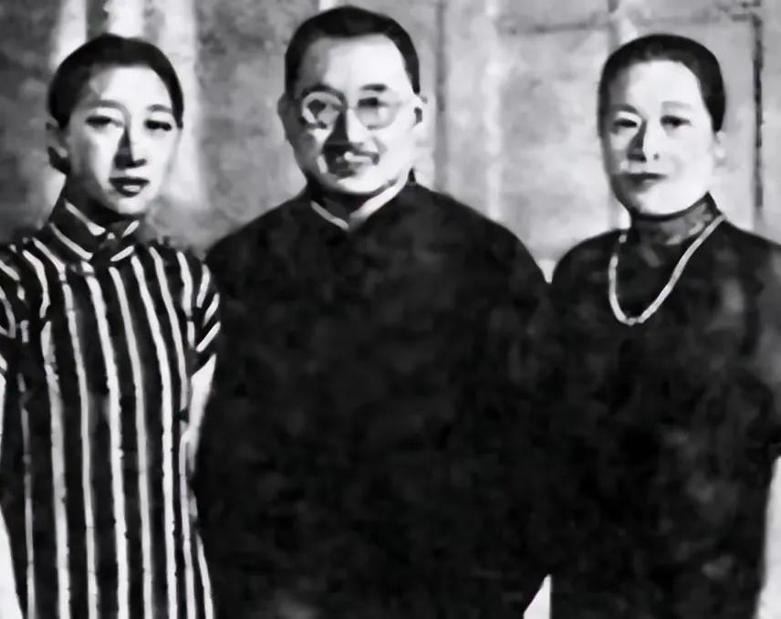 1967年，83岁的孔祥熙躺在病榻上，他费力转头，看着身边的宋霭龄，低声问了一句