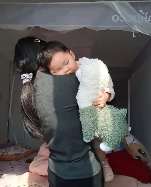 “太解气了！” 男子深夜归家倒头熟睡，妻子在公婆的配合下悄悄绑住他的双手，等他惊