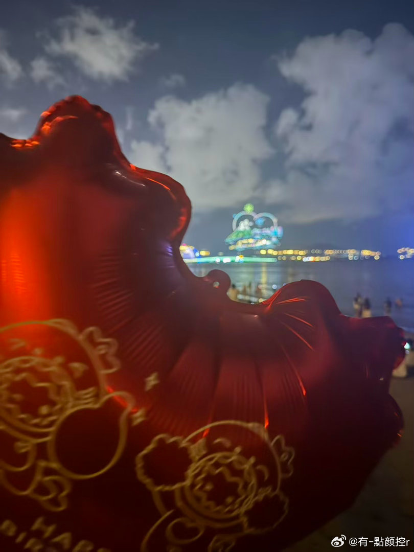 陈楚生三亚无人机表演应援被三亚给陈楚生的无人机应援浪漫到星光落在三亚的海面上，无
