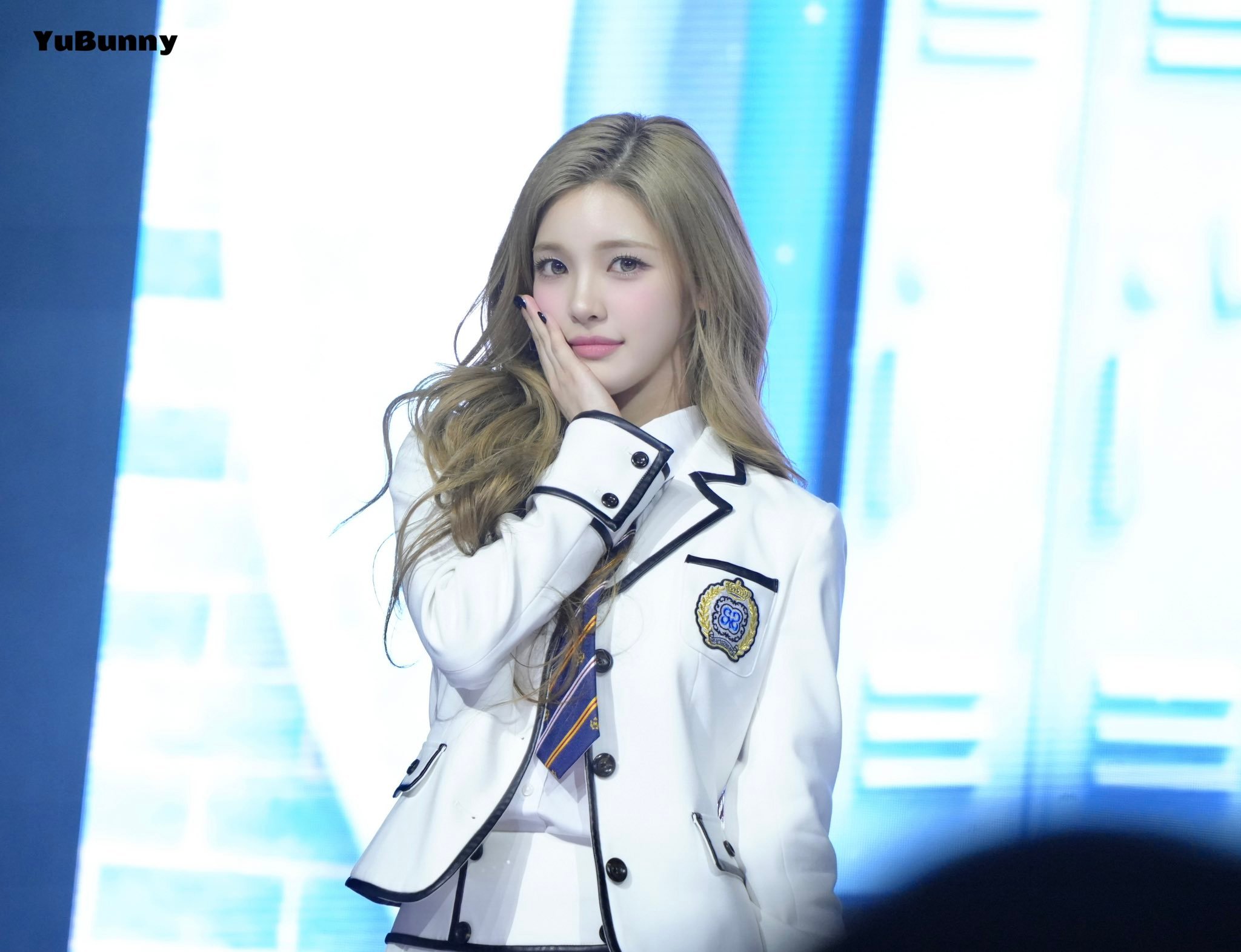 就这样盯着你谁受得了！.