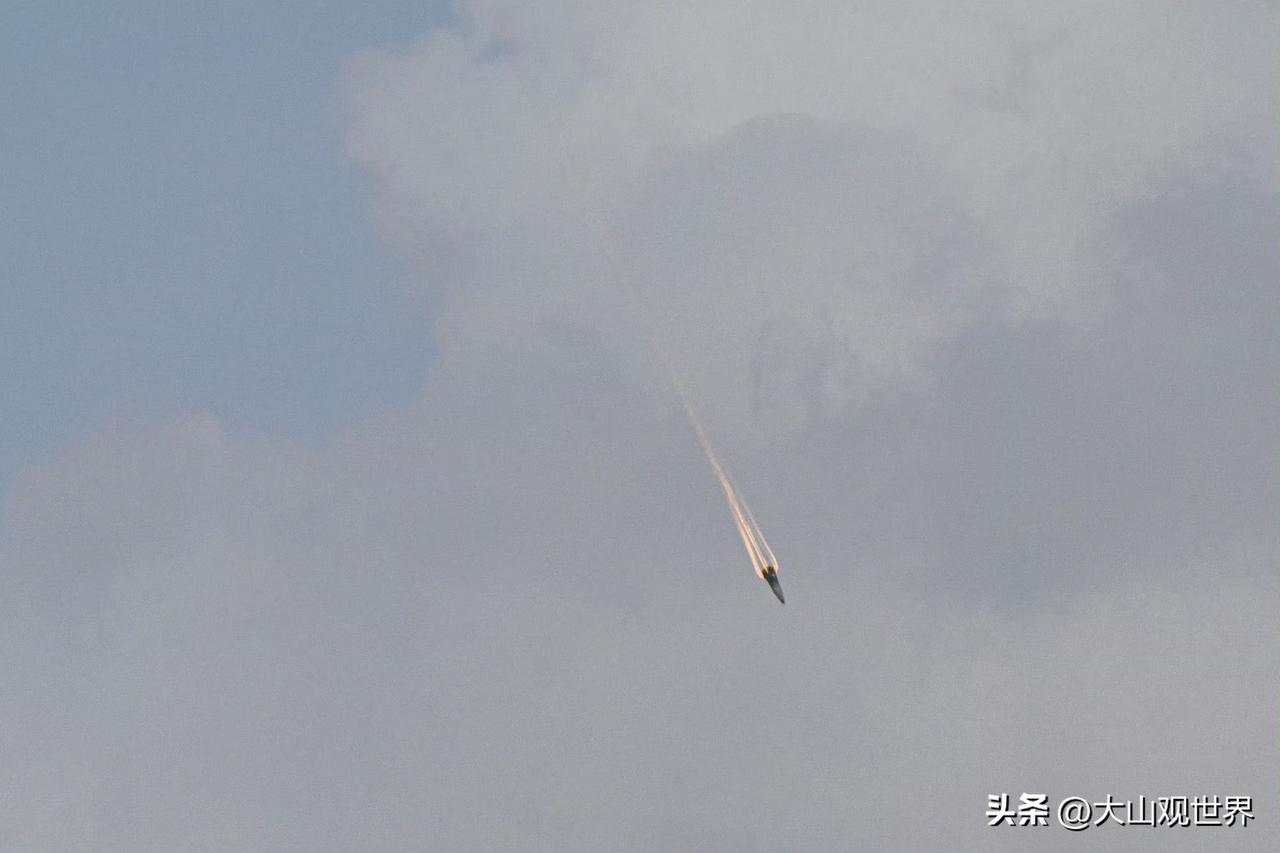 看清了！这不是普通的发动机喷火，是导弹以5-15马赫的速度冲进大气层时，高速摩擦
