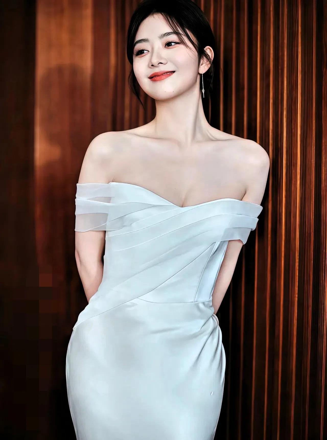 你们发现没？
总感觉谭松韵这人不太对劲，
35岁的她，没签公司也没背景，却能做到