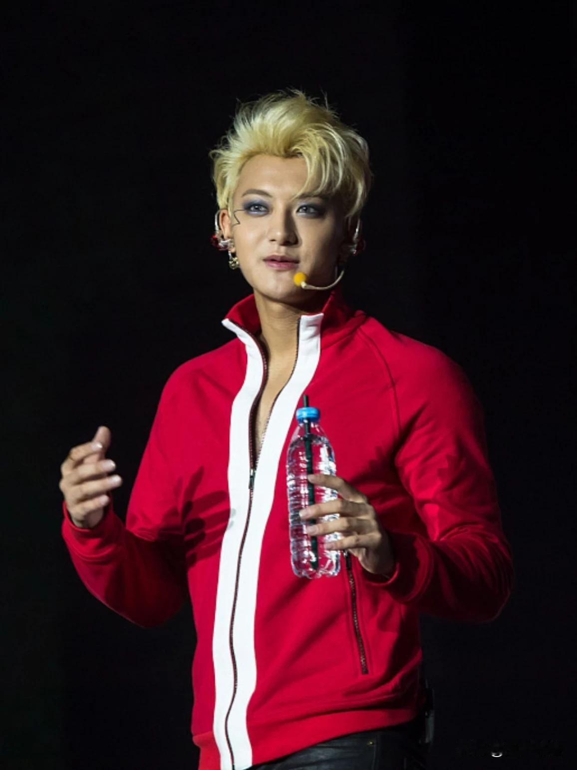黄子韬是我认为的长得最妖艳的男明星，虽然“妖艳”这个词用在男人身上不太妥当，但是