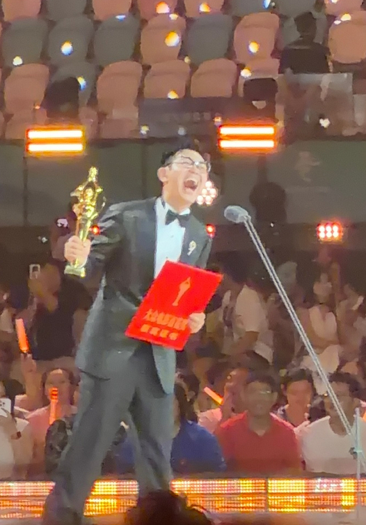 大鹏拿下了百花奖最佳导演，这个真没想到，不过为他感到开心，这些年无论是昨晚导演还