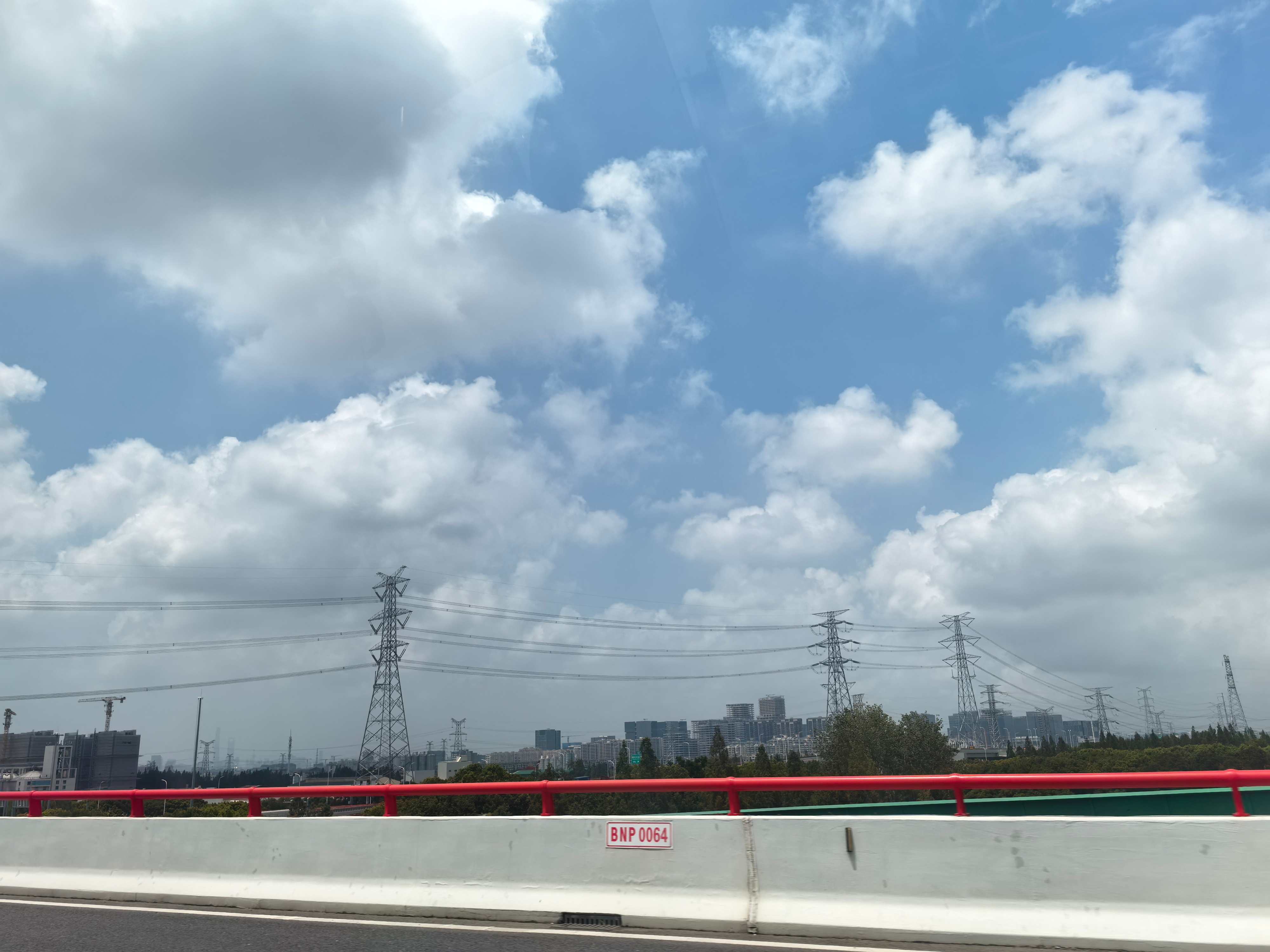 我一来上海就蓝天白云了…[太阳][太阳][太阳] ​​​