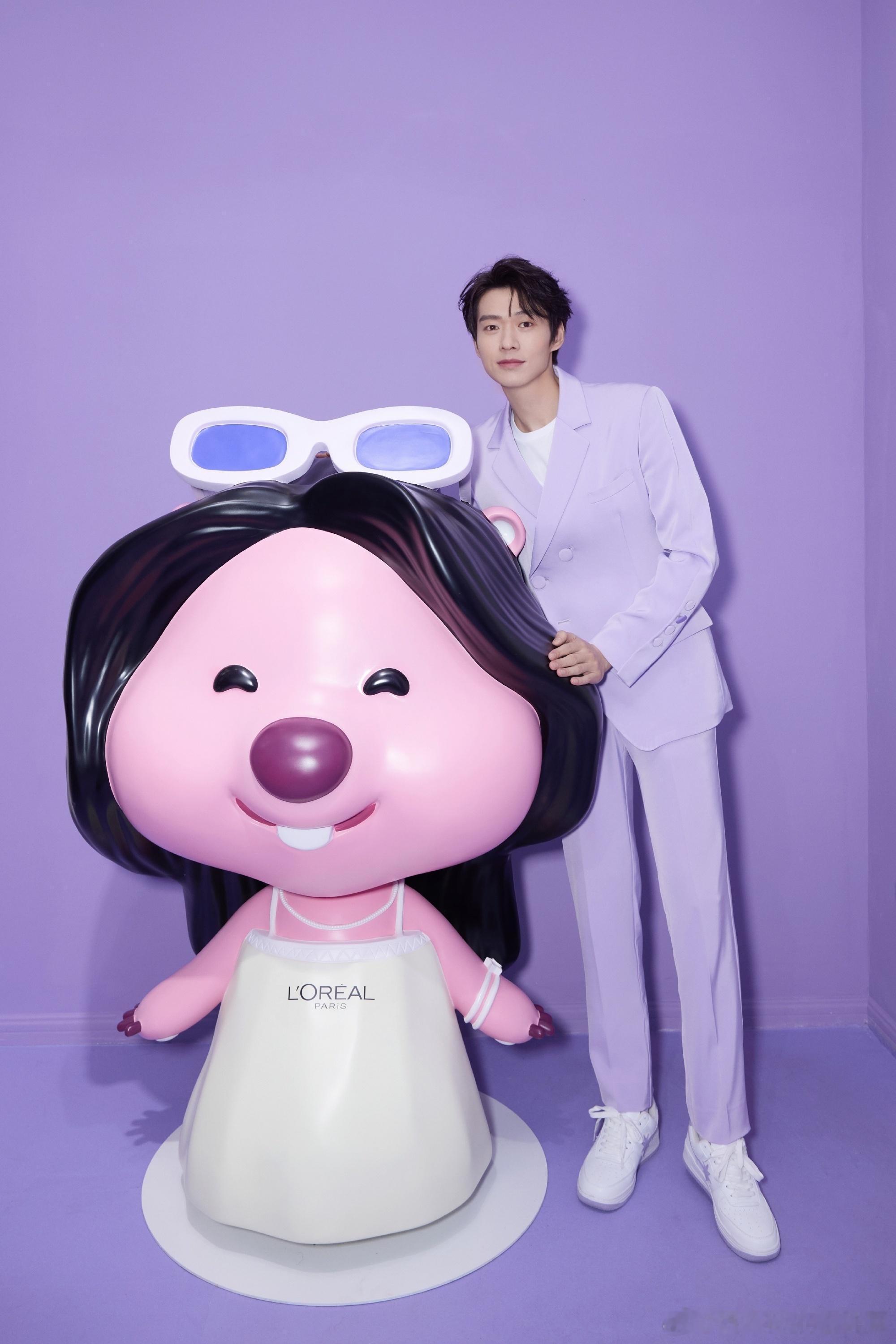 魏大勋工作室今日出图，欧莱雅蓬松工厂打卡成功，还放出了大勋花和loopy的合照[