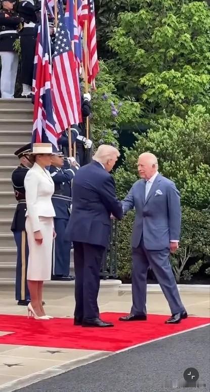 你以为特朗普与查尔斯在相互开玩笑，玩梗，不，他们在相互试探对方，两个老狐狸在尝试