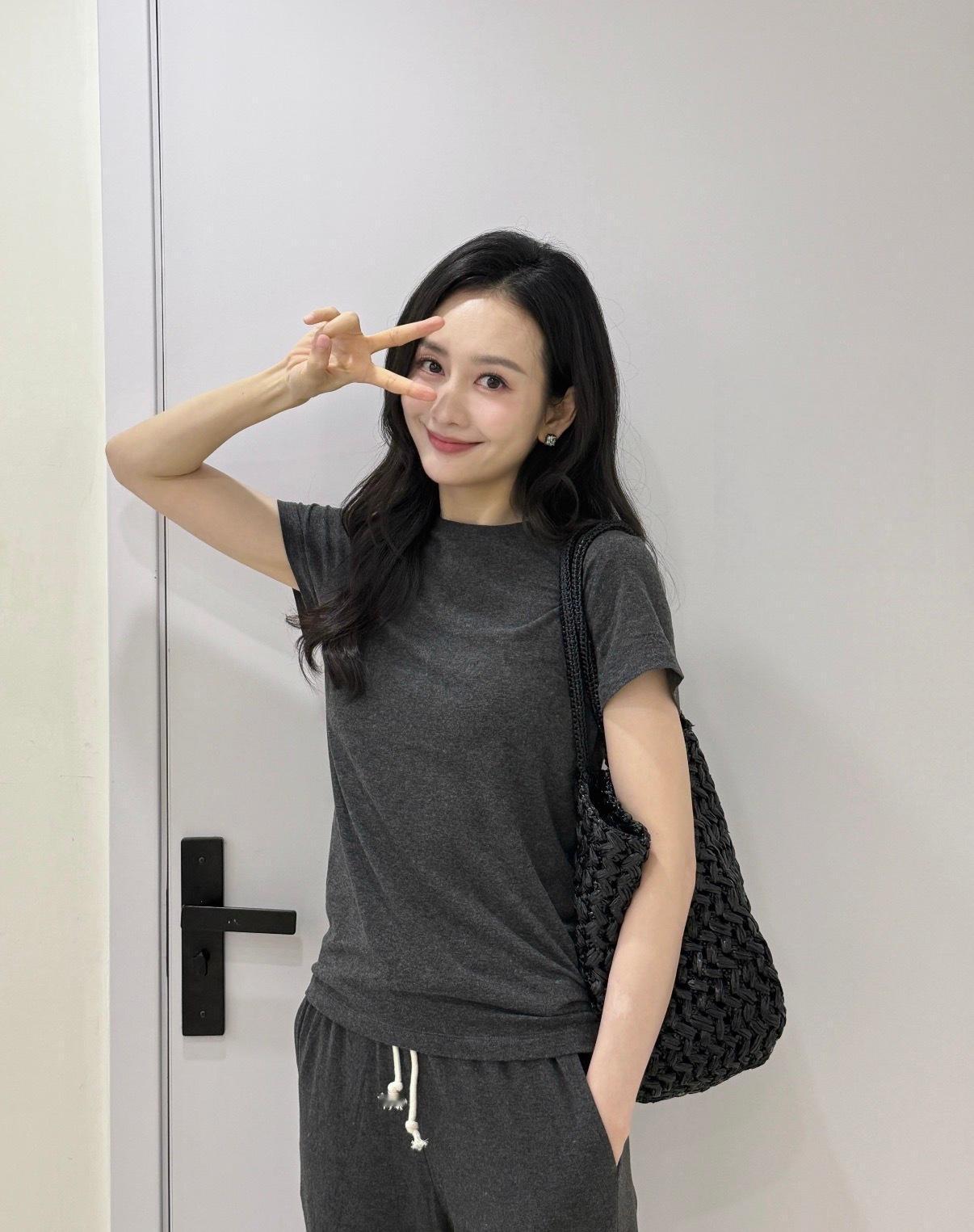 演员王鸥：目前独自养育孩子
因为有人拍到王鸥带孩子上早教，估计不想孩子一直被拍，
