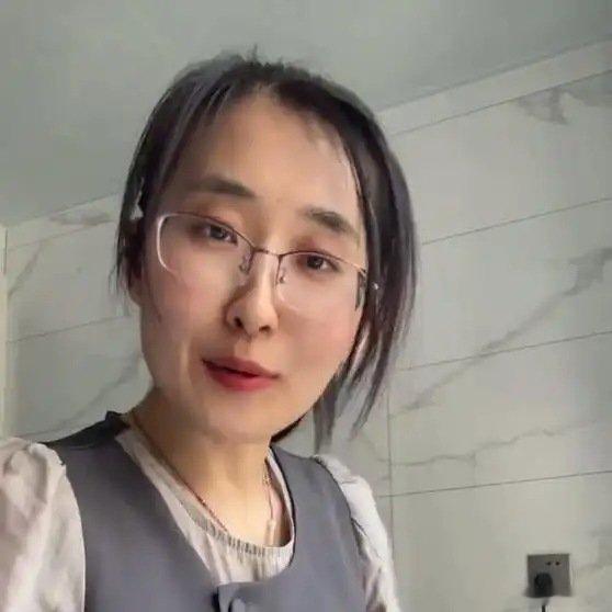 《数架乌克兰自杀式无人机砸中莫斯科炼油厂旁边的居民住宅楼。》数架乌克兰自杀式无人