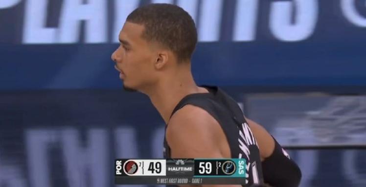 文巴亚马太厉害了，季后赛首秀半场就打破NBA历史记录

马刺与开拓者的比赛上半场