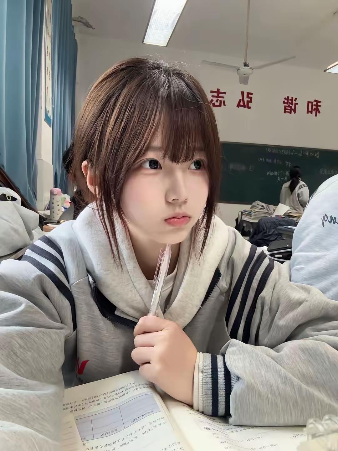 书香浸染，笔墨生花。 温柔书香气 墨淡书香 秋日书香氛围感 于笔墨中沉淀