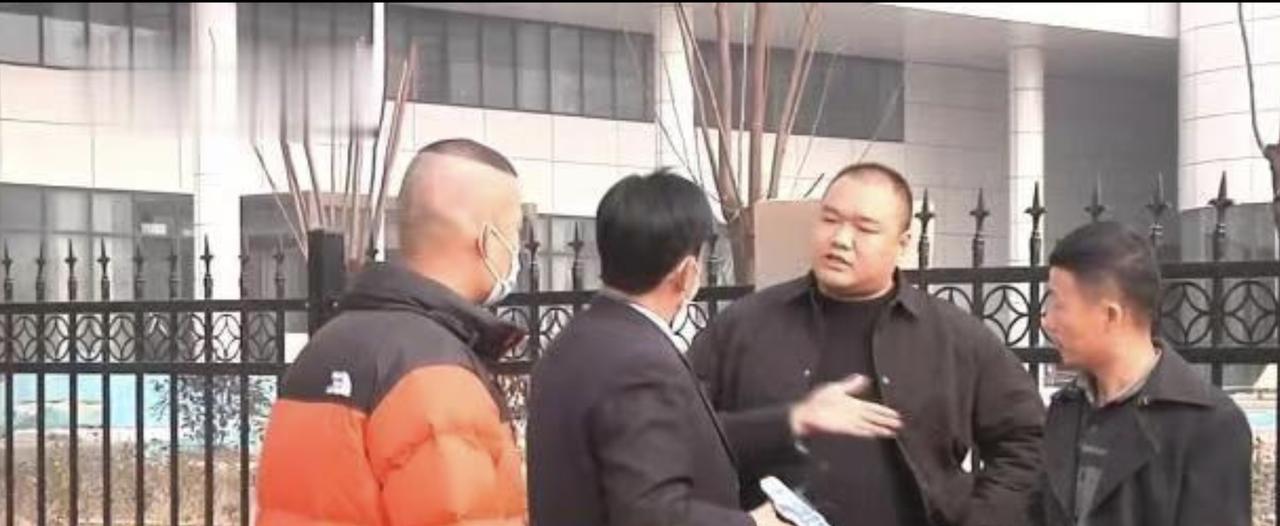 男子上班救火保住2000万设备，妻子送的衣服被烧坏索赔，公司一句“没关系”太寒心