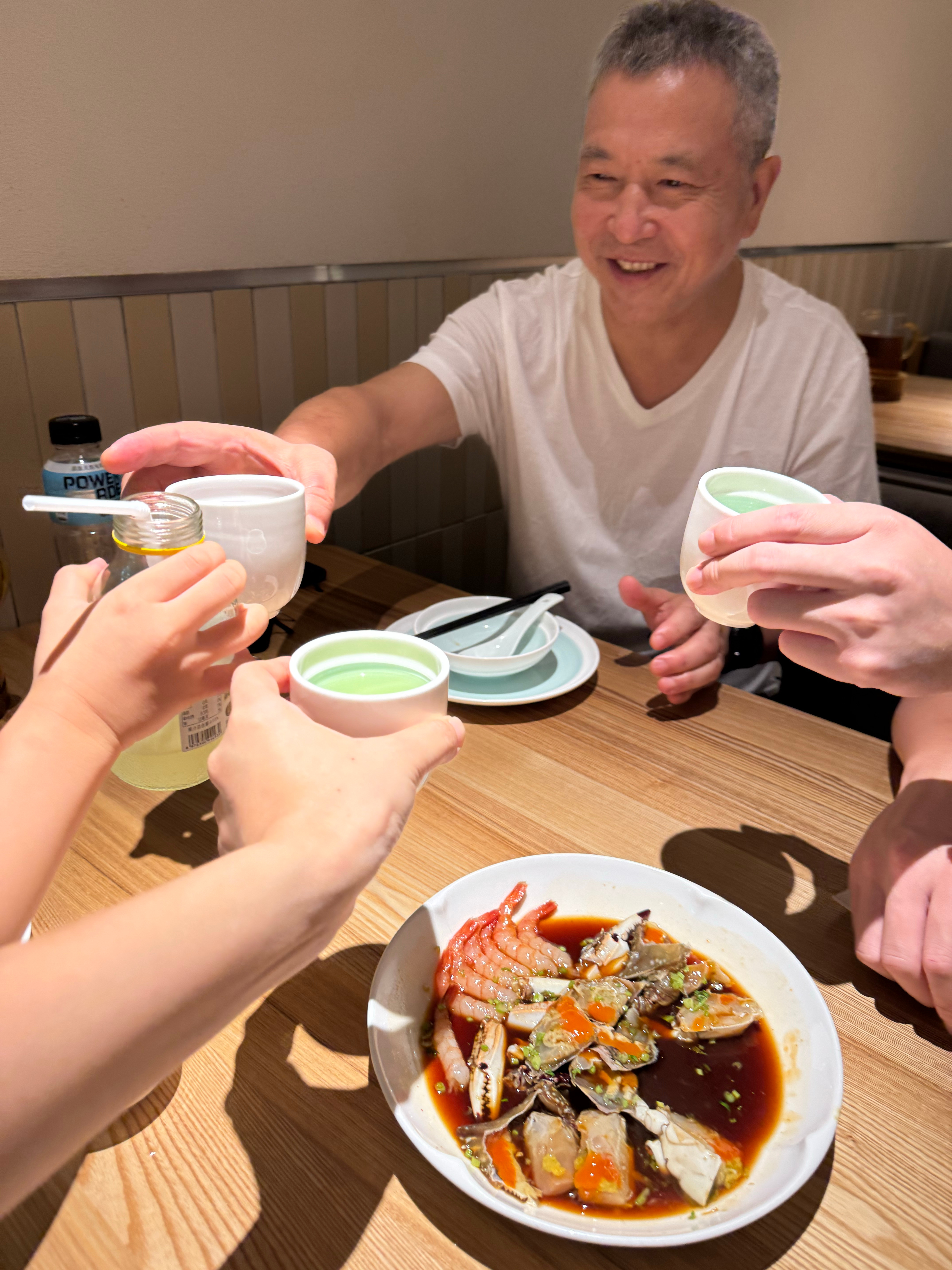 我爸最近瘦了很多，每天早上5点不到出门去公园跑步10km，一个月瘦了8斤…太自律
