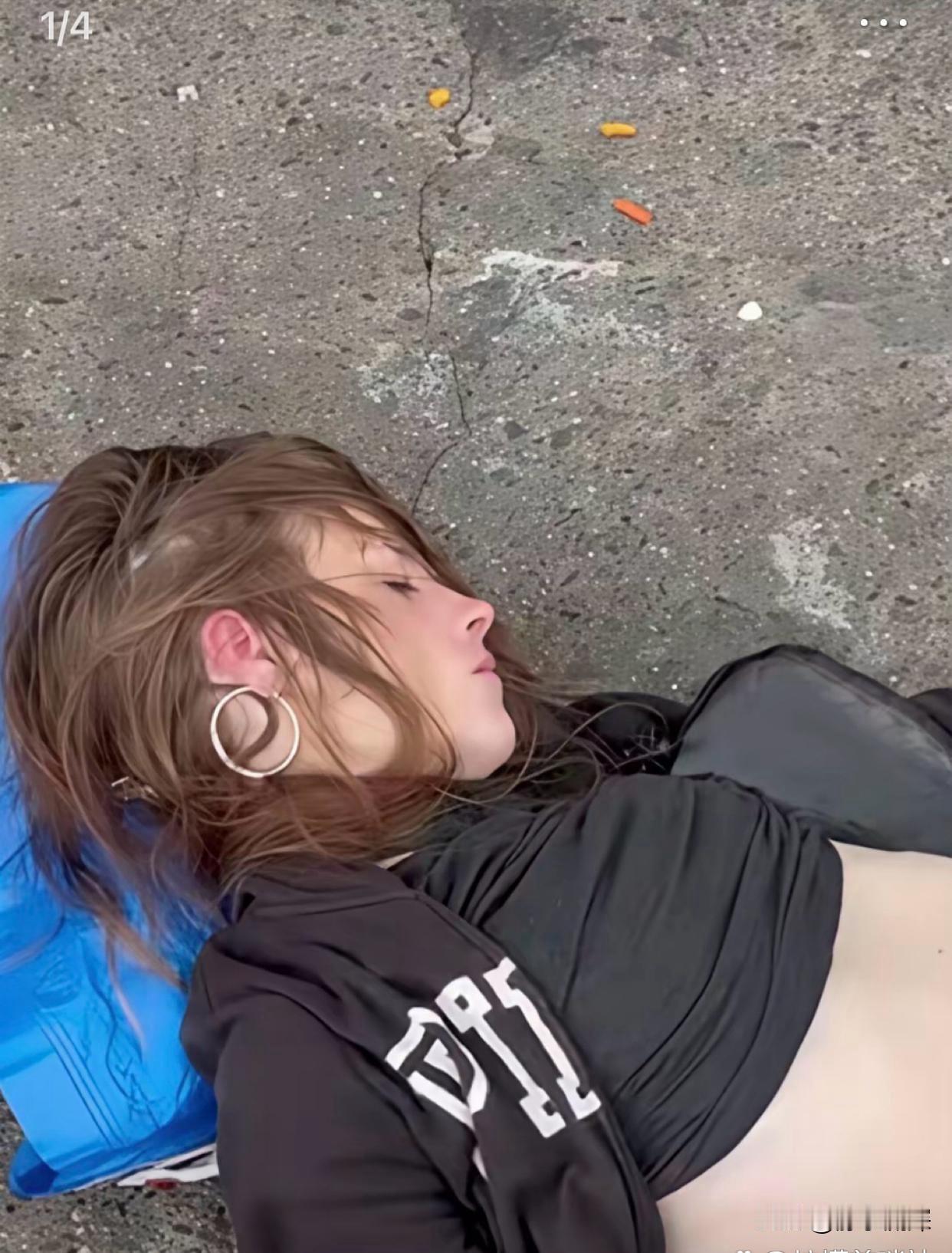 你能相信吗！在美丽的街头，像这样的场景随处可见。这个女孩年纪轻轻，却似乎已经失去