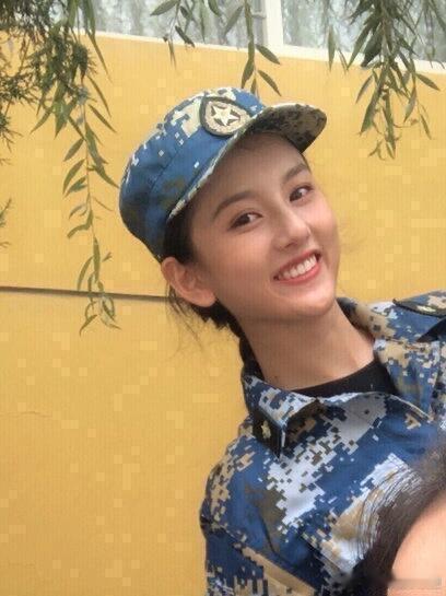 女明星连军训都在出片 考古女明星们学生时期军训照，女明星们连军训都美到好像在出片