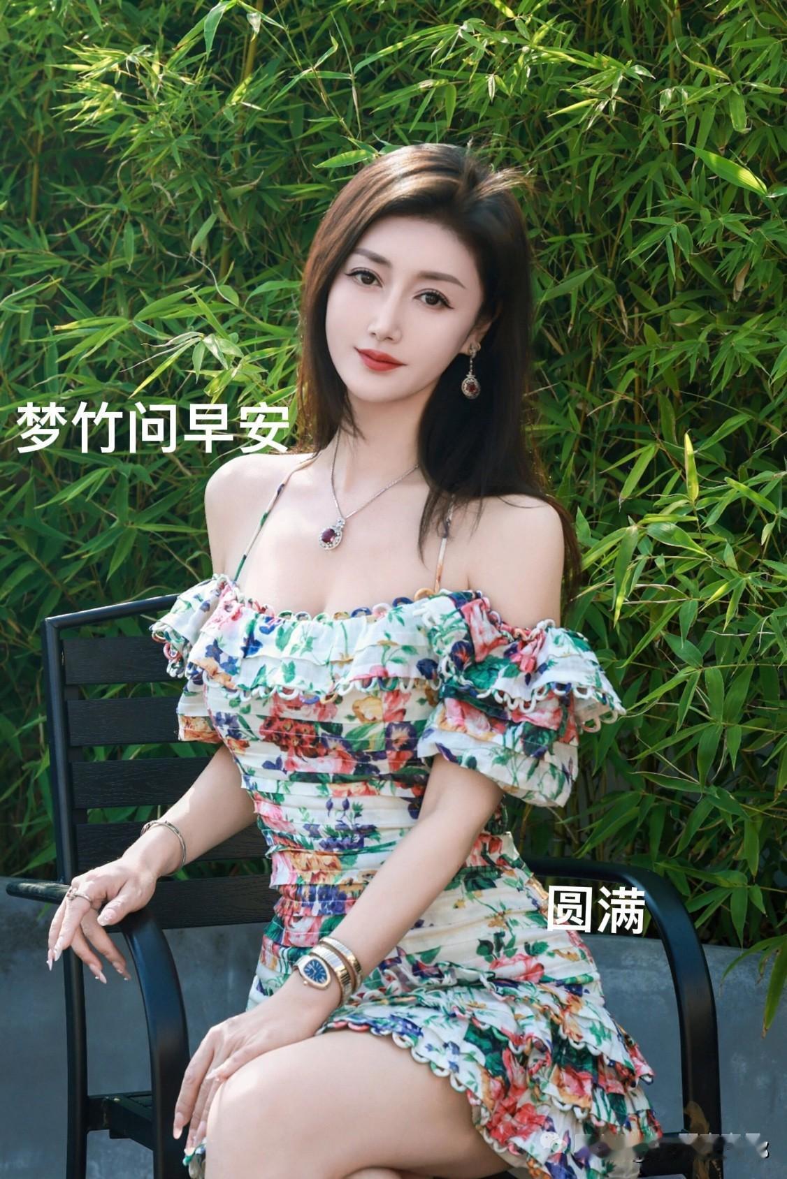 穿着花裙子的美女坐在椅子上。