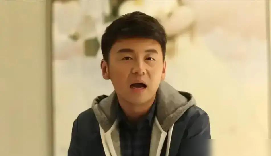 同窗20年，郭京飞雷佳音互怼至今。上戏97级，郭京飞嘴毒全校出名。

说白了，这