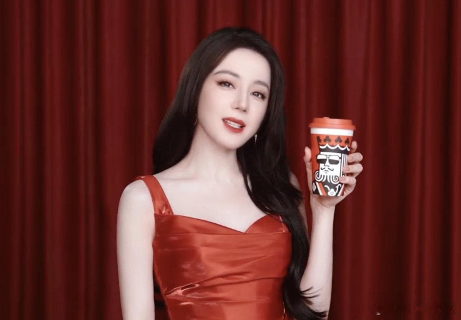 迪丽热巴的幸运哲学 迪丽热巴最新视频也太灵动了吧！那一抹惊艳的红色长裙，加上她在