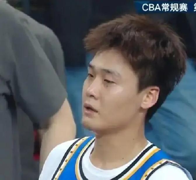 场均18分5助攻，在CBA不算爆炸。但如果说，他每场只打27分钟，真实命中率还压