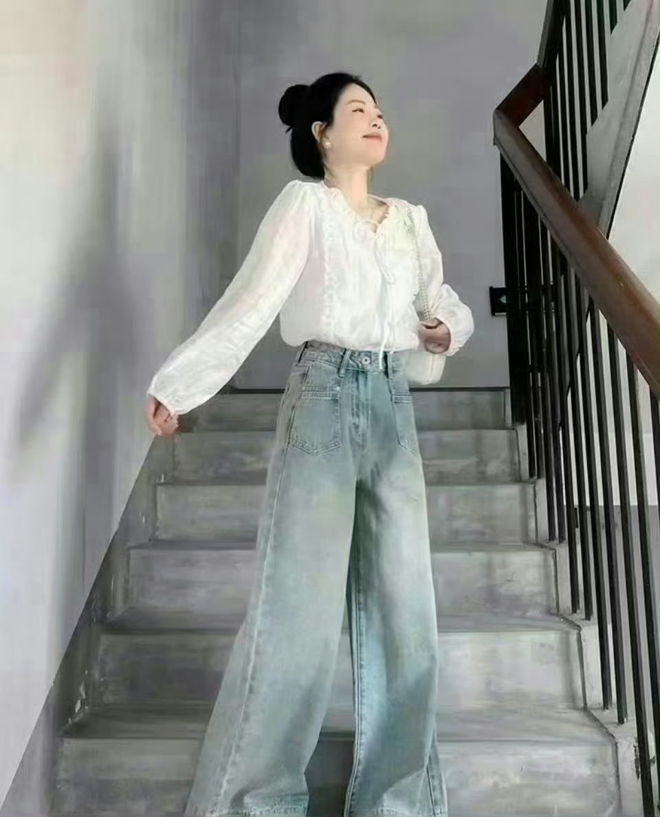 秋天的第一件“万能搭”！浅蓝阔腿裤+V领木耳边打底美到犯规✨秋天的风一刮，就想把