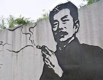 鲁迅夹烟遭二次投诉鲁迅夹烟墙画是基于历史照片的艺术呈现，属于如实还原其生活状态，