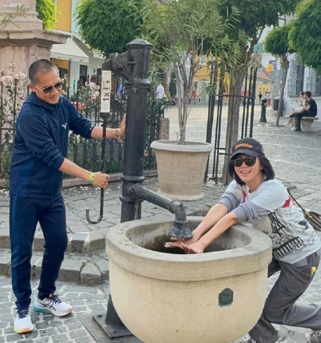 梁朝伟刘嘉玲，真实夫妻现状曝光！6月3日，刘嘉玲高调发文，一口气晒出了9张照片。