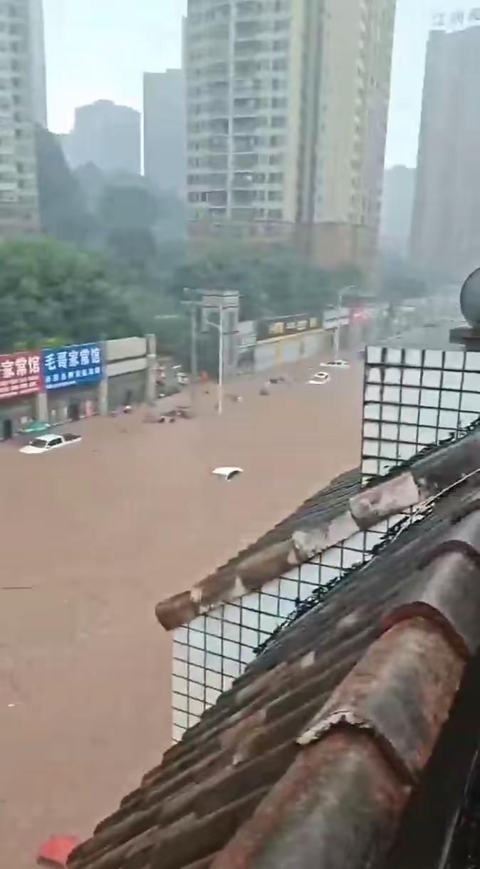 重庆合川遭遇持续暴雨致城区内涝 两名被洪水冲走人员成功获救
 
6月7日，重庆合