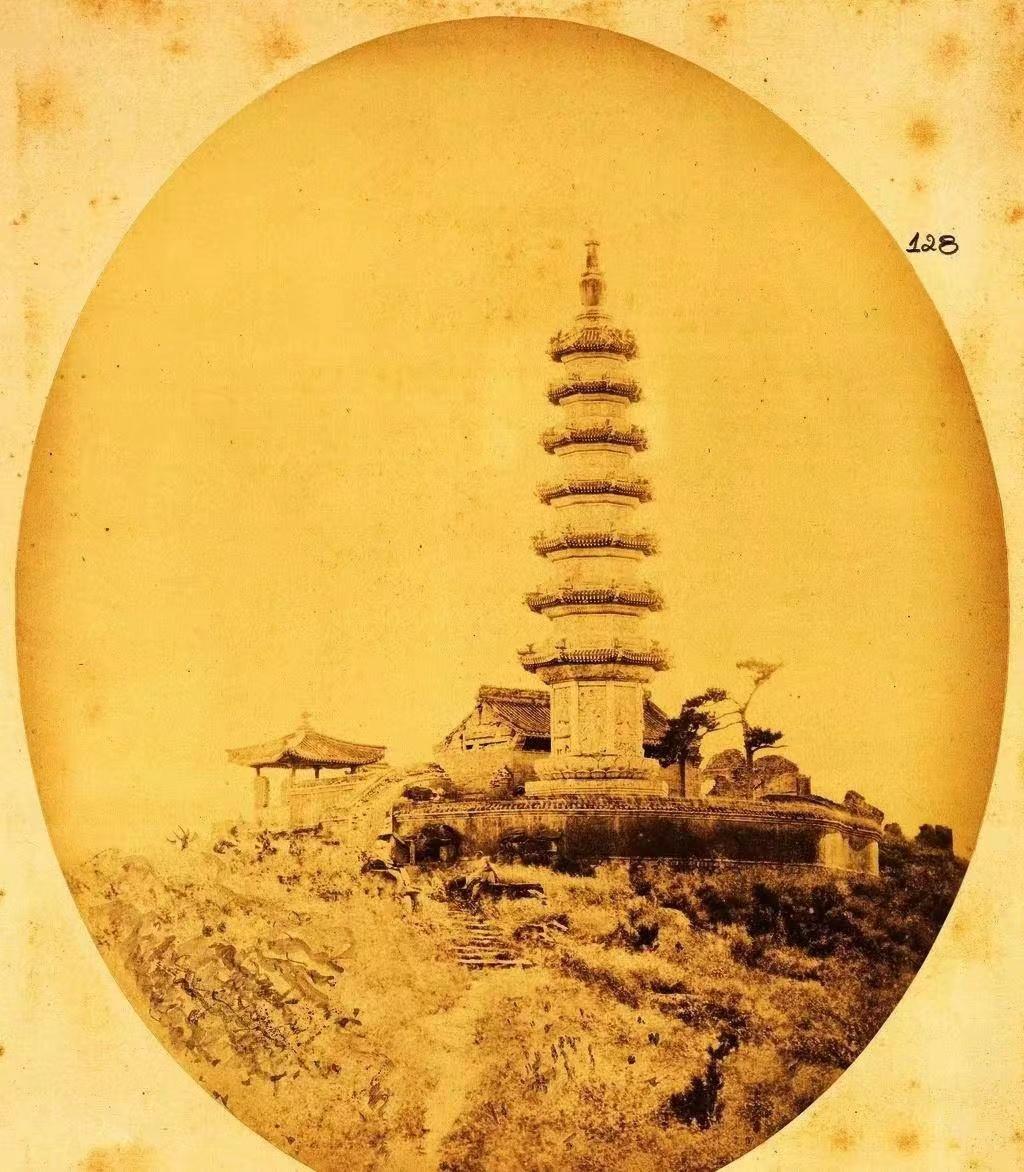 这是一张来自1874年的老照片，照片中的塔，就是位于北京市海淀区玉泉山静明园内的