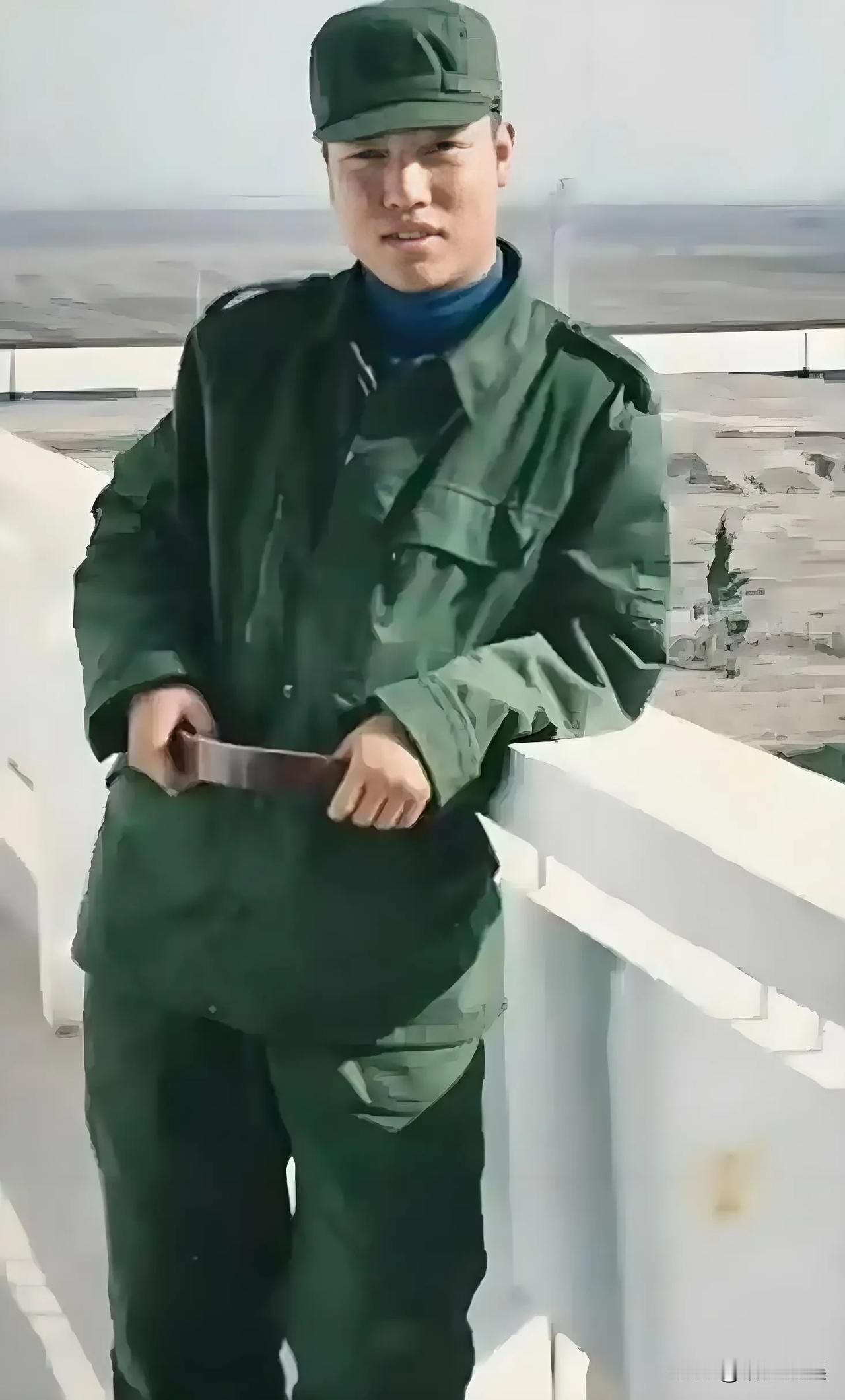 谁年轻还不是个小鲜肉呀！
这是贾冰在解放军部队文工团服役时的照片。那时的他，二十