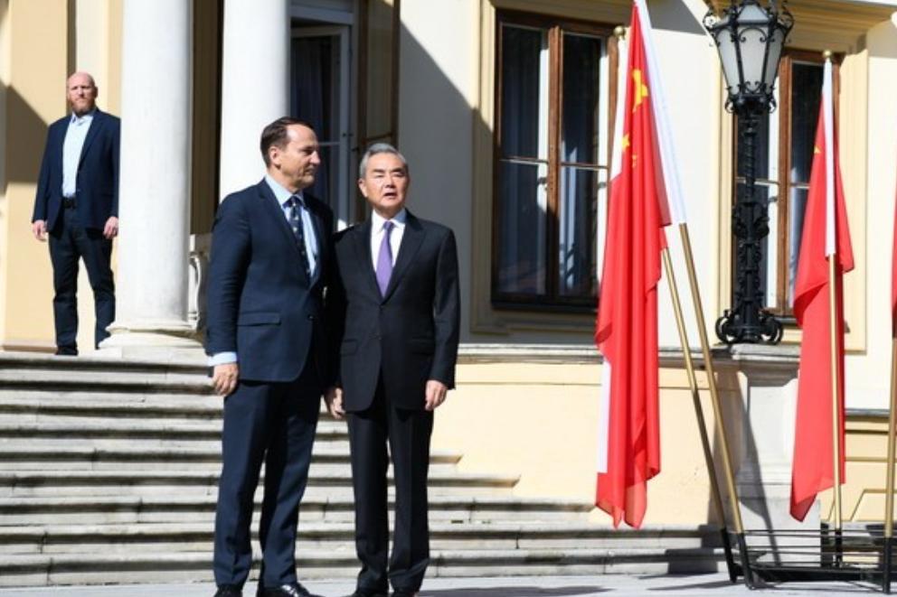 和中方谈完，波兰当着全球宣布稀土喜讯，欧盟和美国目瞪口呆：为啥波兰这么好运！
