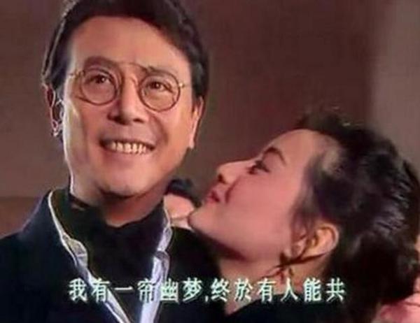 越看《一帘幽梦》，越厌恶楚廉！
最早，楚廉是当舔狗一样的追求闪闪发光的绿萍的，如