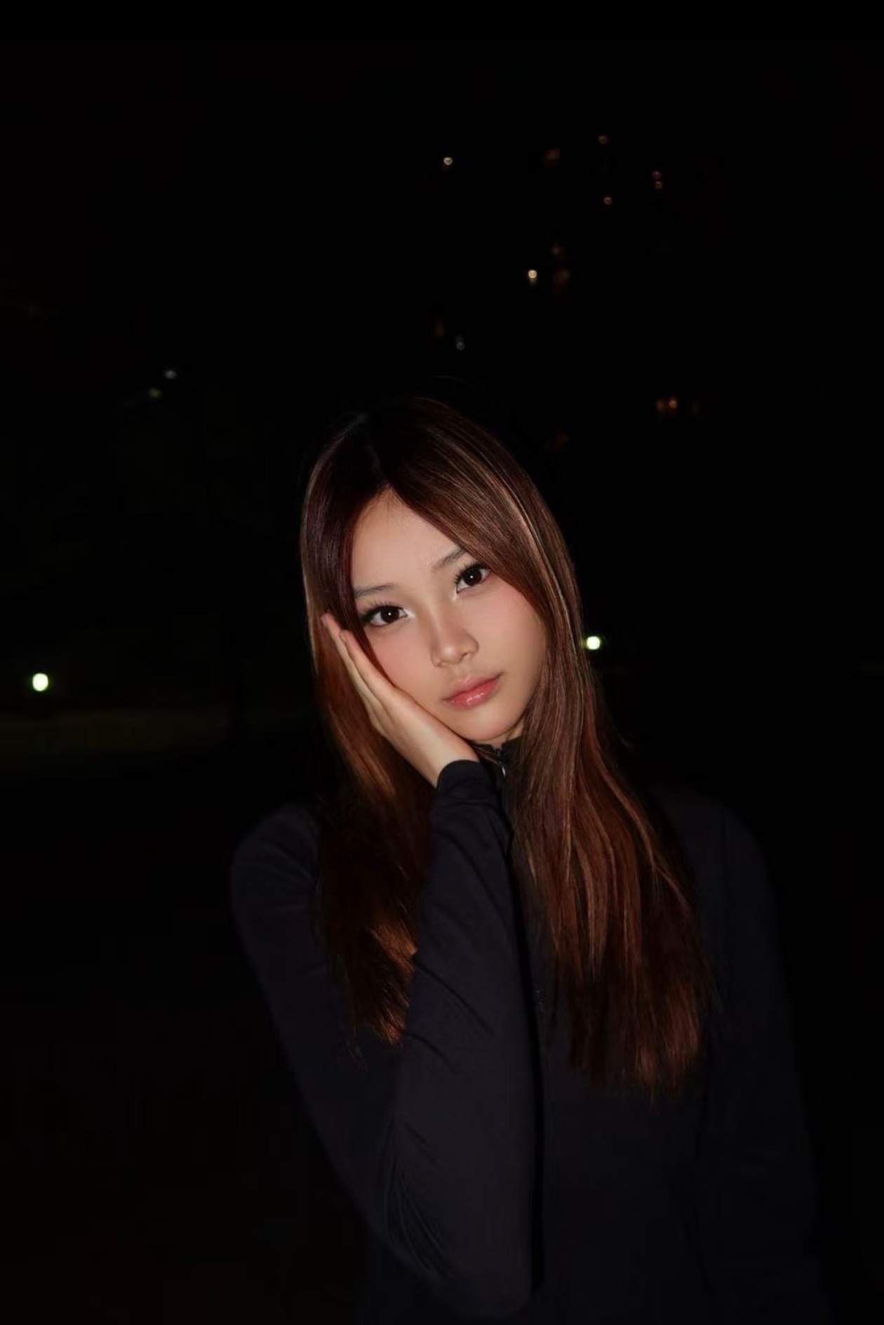 李小璐昨日📕更新母女合照文案： 她比我高了，比我结实了，今天笑我矮…但是我心里