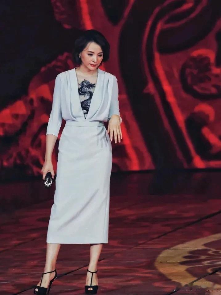 喜欢看一些比较喜欢的穿搭。
也喜欢她们的气质，
董卿、舒淇、巩俐，
还有我，也不