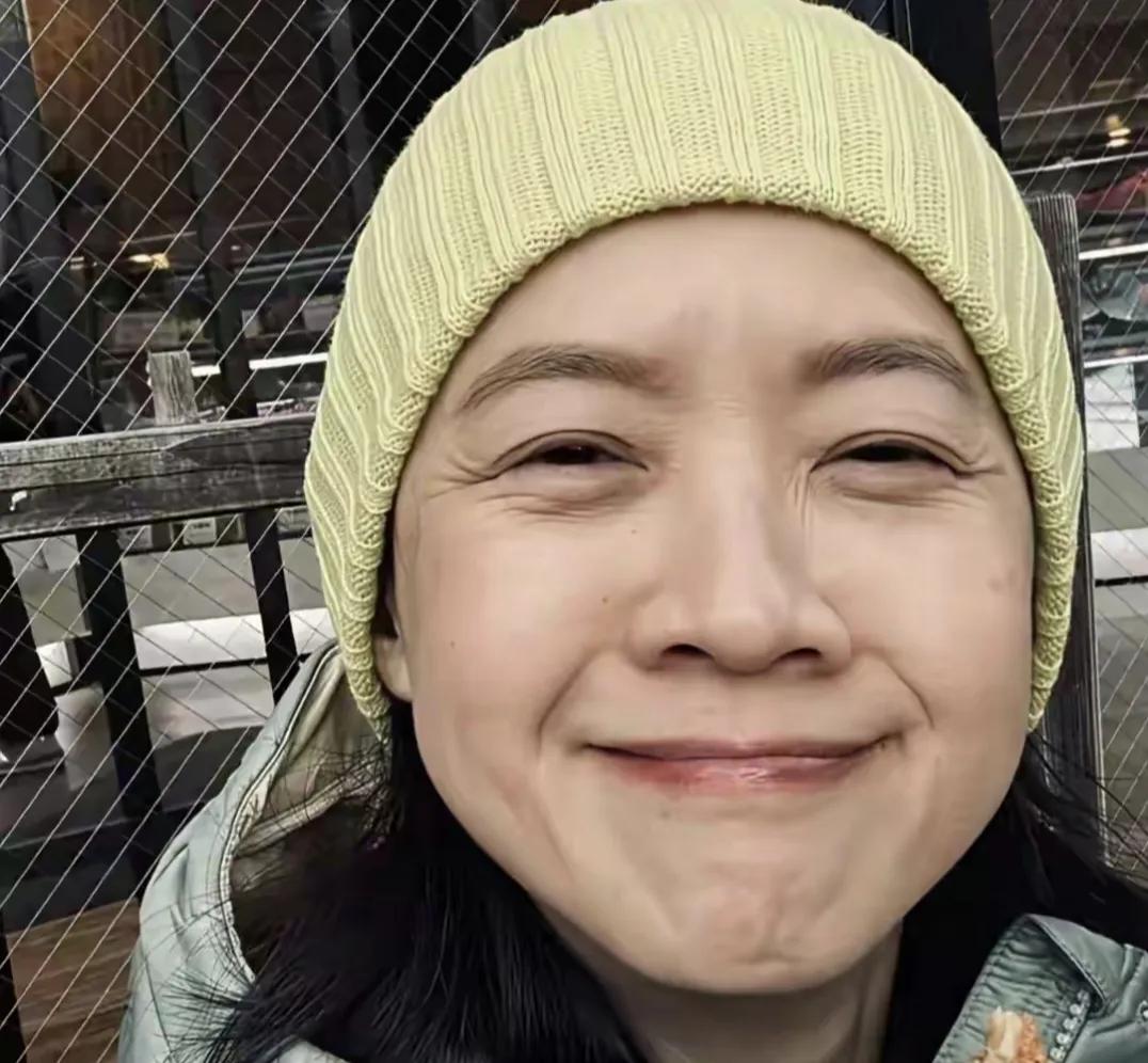 53岁曾宝仪，娱乐圈唯一年轻时不算漂亮，老了也不算丑的演员


最近看到曾宝仪的
