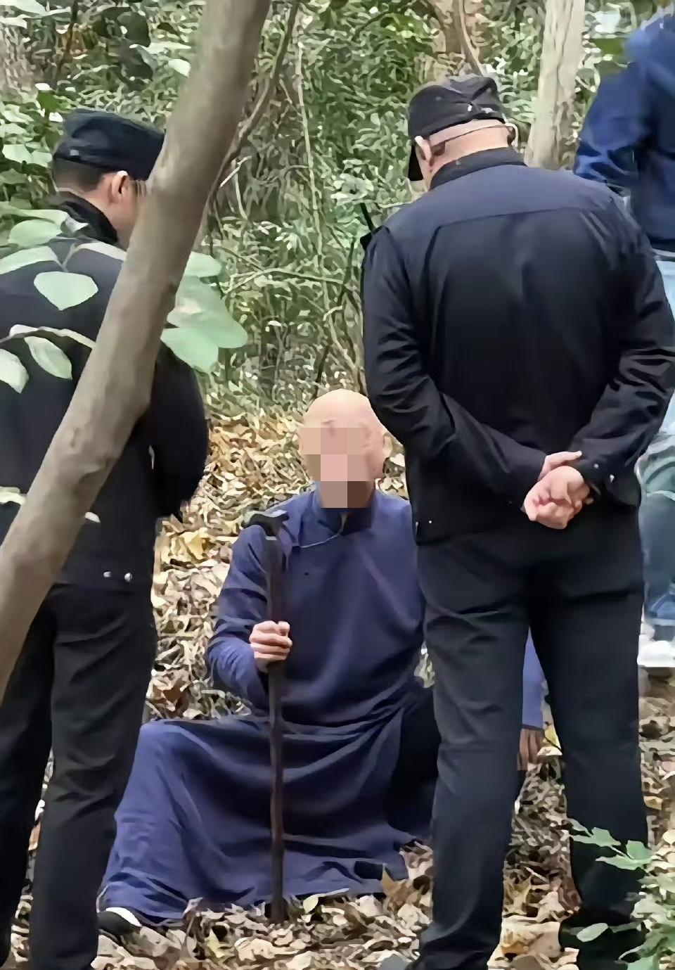 在某地景区，一位神似凯申的大爷，忽悠游客拍照后要收费。结果游客喊来了帽子叔叔！这