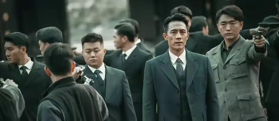 《隐锋》竟然让央视看上了，可见央视的水准也不咋地。优秀谍战剧荒很久了，这样漏洞百