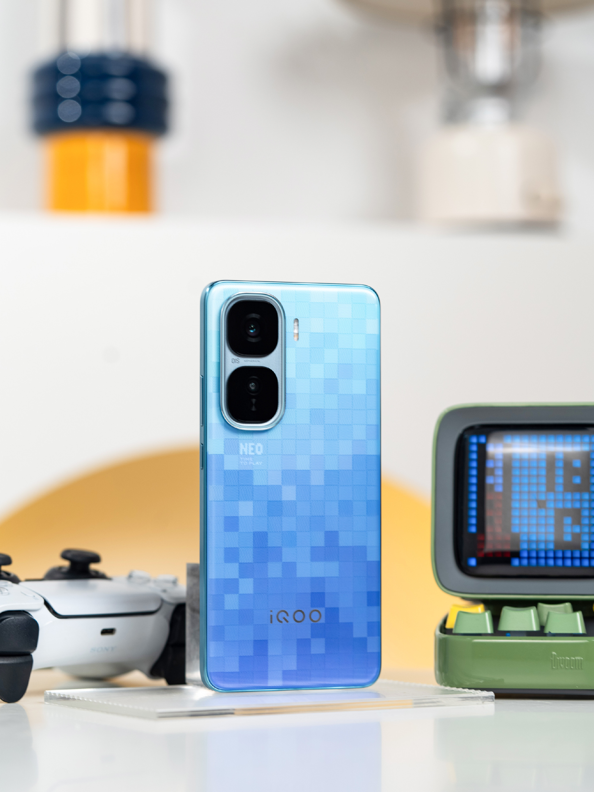 iQOO Neo10 Pro+这次外观上又整花活了，与宝马联名的“超级像素”配色