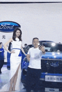 姑娘，我知道你是好心
可这样我只能拍到你的腰
还不如不拍