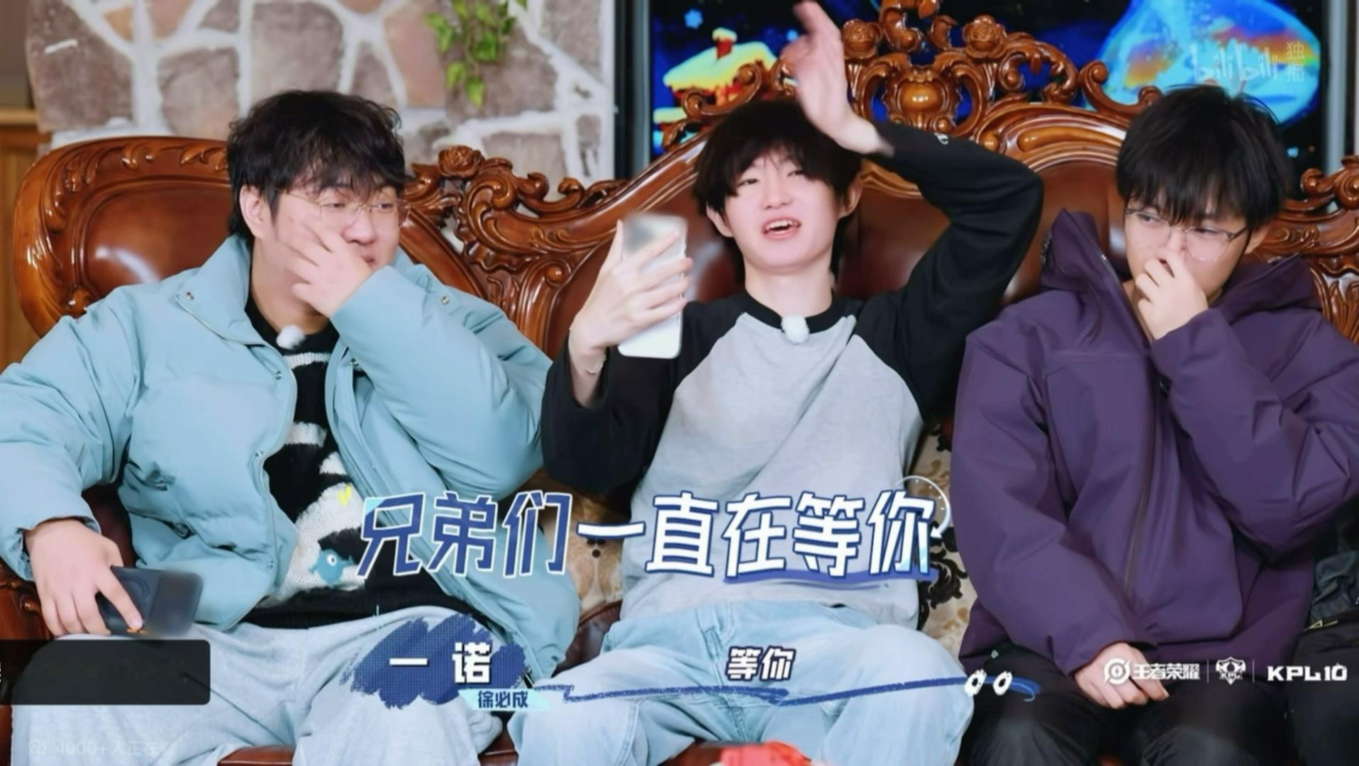 太萌了呀 小诺给九尾打视频电话结束也要礼貌的挥挥手拜拜👋 ​​​