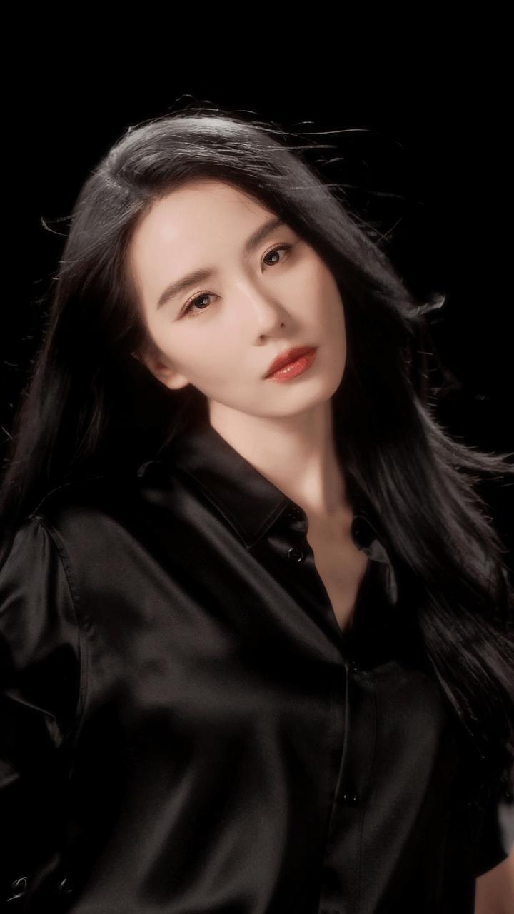 我敢打赌、三个月左右的时间内，刘亦菲也会出一组刘诗诗相同款的黑色衬衫大片。 ​​