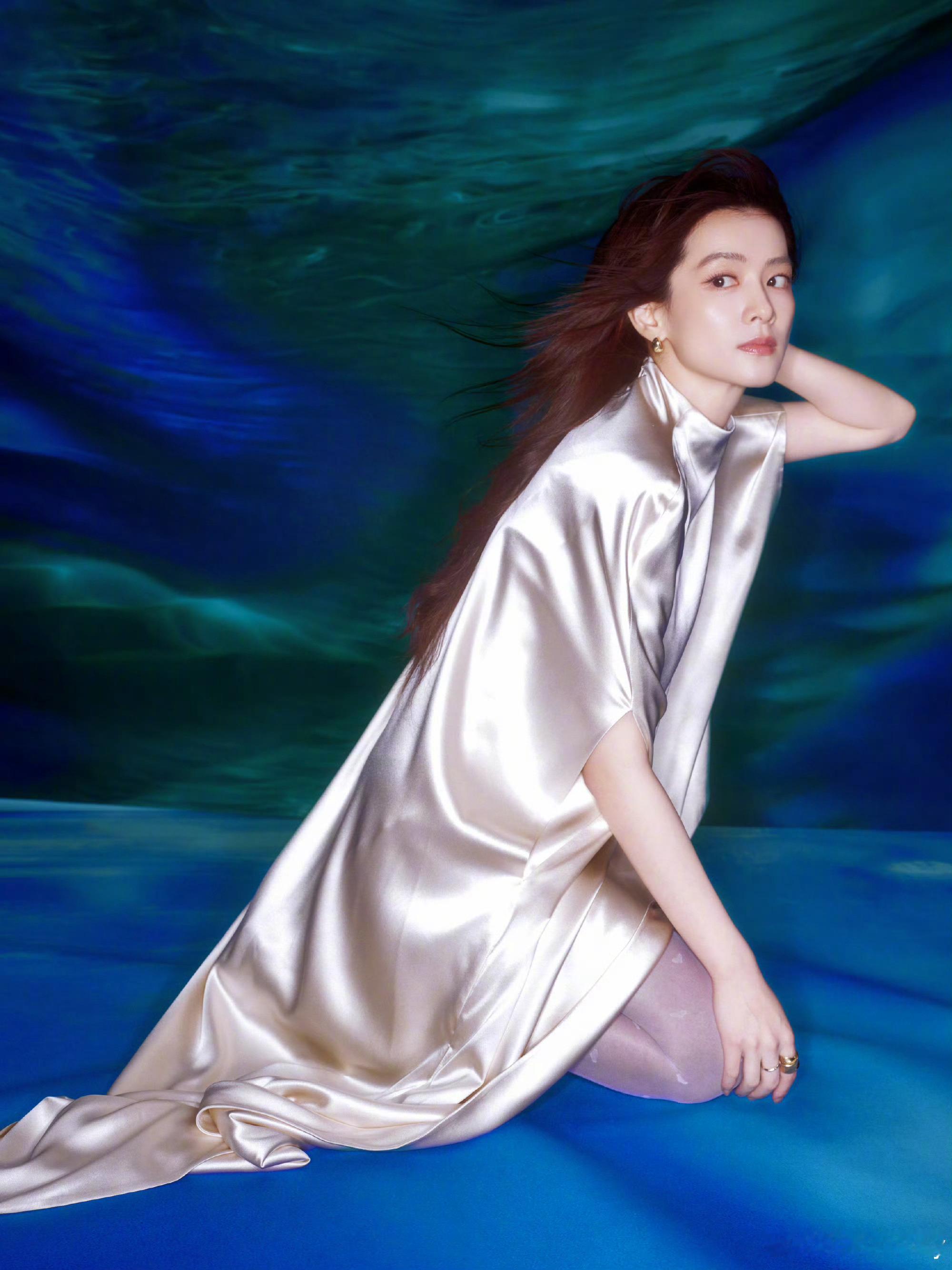 陈昊宇520释出品牌物料，一袭香槟色缎面长裙在水波光影里轻轻摇曳，镜头下的她柔而